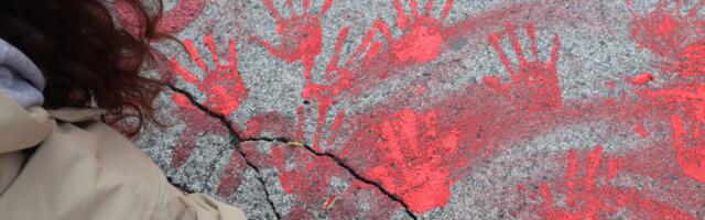 Danas: Snimatelj RTS-a izbačen iz Predsedništva zato što je nosio bedž sa krvavom šakom