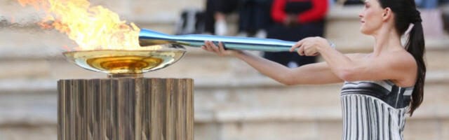 Олимпијска бакља предата италијанским организаторима