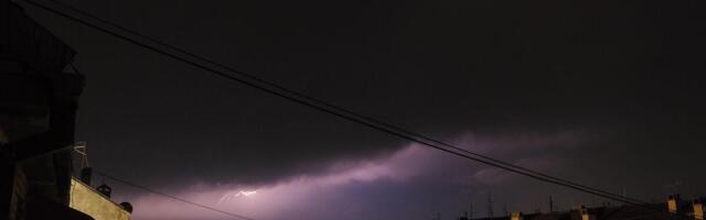 METEOROLOZI NAJAVILI VREME "OPASNO PO ŽIVOT": Oluja će doneti OGROMAN HAOS, moguće POPLAVE i NESTANCI STRUJE!