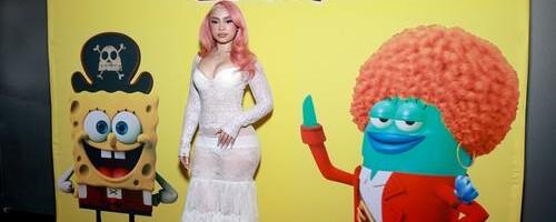 Reperka na premijeri ostvarenja o "Sunđeru Bobu" u providnoj haljini: Svi su zgroženi njenim izdanjem na promociji dečjeg filma (FOTO)