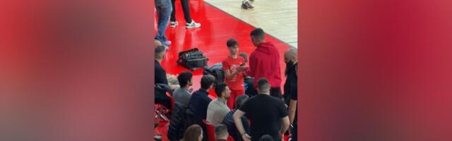 Snimak koji niste videli u prenosu: Novak se pre početka meča u Pireju izgrlio sa trojicom košarkaša Crvene zvezde!