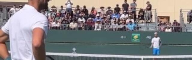 Navijačica zaprosila Đokovića, a onda se javio drugi glas: "On je moj!" (VIDEO)