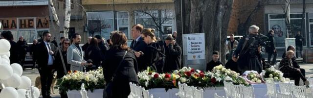 Roditelji sede ispred praznih stolica svoje preminule dece: Obeležava se godišnjica tragedije u Kočanima (VIDEO)