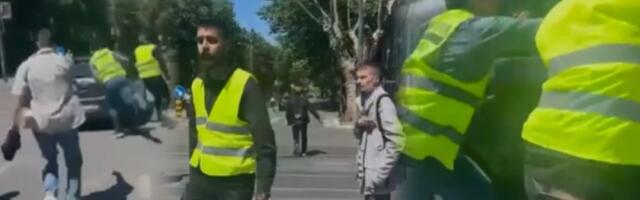 Blokaderi umislili da mogu da pobegnu od odgovornosti pa brže bolje brišu snimke linča i razbijanja stakla ispred Pravnog fakulteta (FOTO/VIDEO)