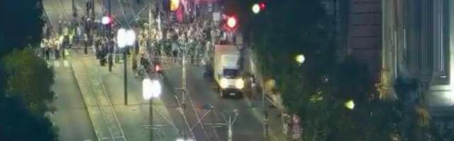 Перформанс стотину обесних против Београђана