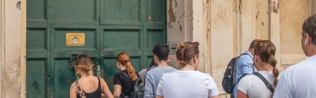 Svi čekaju satima da provire kroz ovu ključaonicu: Kada pogledate kroz nju, biće vam jasno zašto