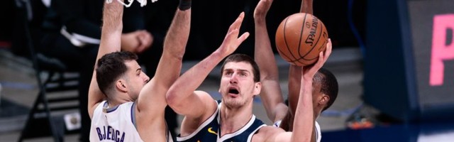 Jokić ugušio rekordni 44. tripl-dabl sa deset izgubljenih lopti i čestitao Bjelici (VIDEO)