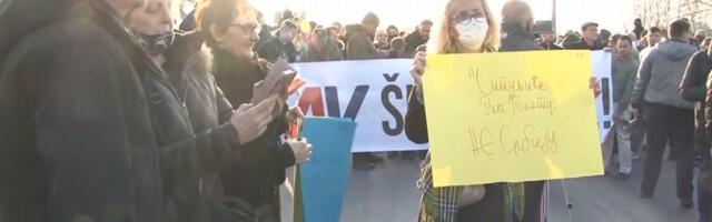 U Šapcu mirno, okupljeni pustili hitne slučajeve da prođu