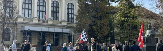 Građani pristižu na Đački trg, skup podrške Hrki i Jaćimoviću (BLOG)