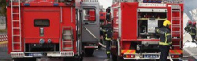 DRAMA NA KARABURMI: Zapalio se automobil nasred puta, vatrogasci na licu mesta! Ulica privremeno zatvorena za saobraćaj