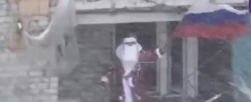 RUSKI VOJNICI OBUČENI KAO DEDA MRAZOVI DIŽU ZASTAVU U MIRNOGRADU? Ministarstvo odbrane Rusije objavilo snimak, HIT na društvenim mrežama (VIDEO)