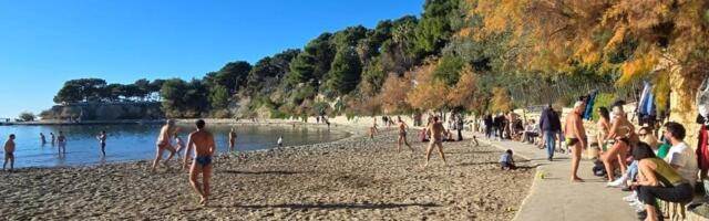 U blizini Beograda prizor kakav se pamti: Ljudi razgolićeni na plaži, uživaju i kupaju se kao da nije zima (FOTO)