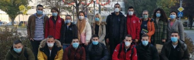 FOTO: Studenti Medicinskog fakulteta u Novom Sadu pomažu medicinarima u KCV u borbi protiv kovida