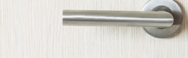 Ulazi čovek u gvožđaru i odmah pita prodavca...