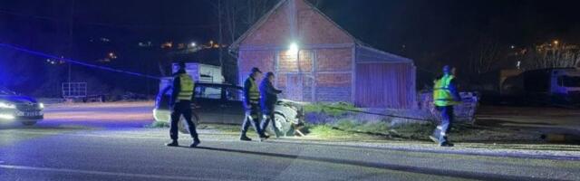 Horor kod Novog Pazara: Zakucao se u banderu i iščupao je iz zemlje, vozač teško povređen (FOTO)