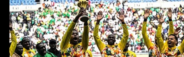 Senegal u Parizu paradirao "oduzetim" trofejom (VIDEO)