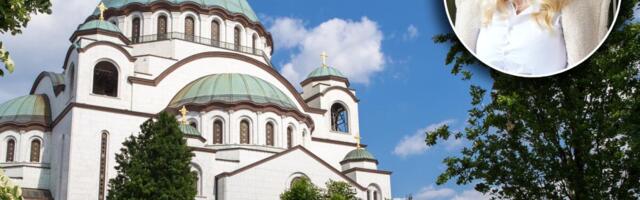PEVAČICA NA IVICI SUZA ISPRED HRAMA Pre samo tri meseca rodila treće dete, sad SATIMA na nogama u nepreglednoj koloni: Ovako se čuvaju hrišćanske vrednosti