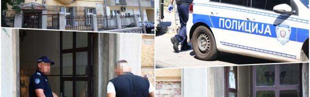 PRVE SLIKE SA MESTA TRAGEDIJE NA VRAČARU: Izgoreo stan, telo vlasnika pronađeno u kupatilu - uznemireni stanari otkrili šta se dešavalo pre požara (FOTO)