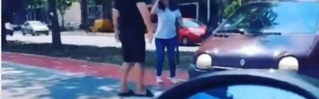 Nasilje na ulicama Niša usred bela dana - čovek izašao iz automobila pa šamarao i gurao dve žene