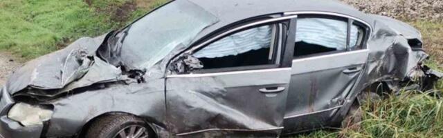 AUTOMOBIL ZGUŽVAN KAO DA JE OD PAPIRA! Žena ovređena u nesreći na neobezbeđenom pružnom prelazu kod Šapca!