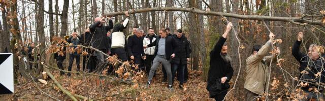 Predstavnici gradskog rukovodstva odsekli badnjak na Kablaru (FOTO)