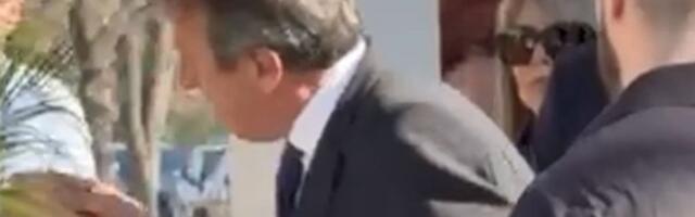 UPLAKANI ŽIKA JAKŠIĆ LJUBI KRST I SLIKU POKOJNOG SAŠE POPOVIĆA: Dirljive scene na groblju, prijatelji teše jedni druge! (VIDEO)
