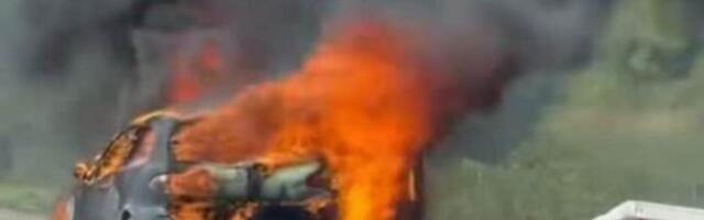 Vatra „progutala“ automobil na auto-putu kod Niša
