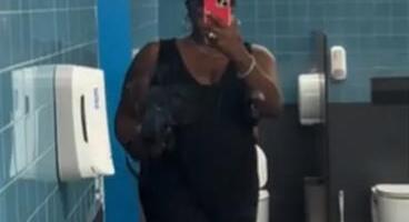 Ušla u toalet na aerodromu, pa se frapirala: Kabine bez vrata postavljene ispred velikog ogledala (VIDEO)