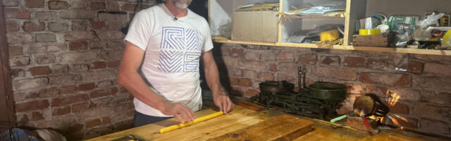 SVEĆA PRATI ČOVEKA OD ROĐENJA, DO UPOKOJENJA Plamen vere ne gori: Slobodan već 29 godina ručno pravi voštanice (FOTO)