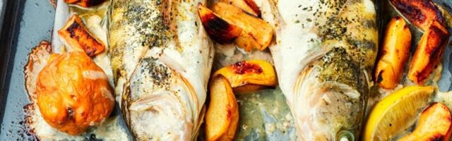 Zašto dok pečete ribu, uz nju treba da stavite i JABUKU? Neverovatan TRIK koji rešava veliki problem