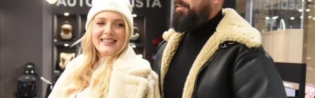 "BOG NAM JE USLIŠIO ŽELJU" Nikolina Kovač i Saša Kapor slave Božić dok čekaju TREĆEG NASLEDNIKA: Deca maze stomak, ljube ga i pričaju bebi... (VIDEO)