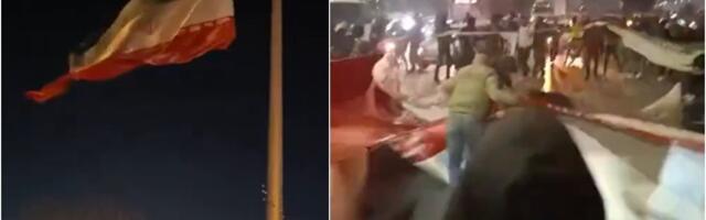 (VIDEO) Šta će sad Putin?! Šokantne scene stižu iz Irana: Demonstranti skidaju i cepaju državne zastave, vlast u Teheranu gubi kontrolu