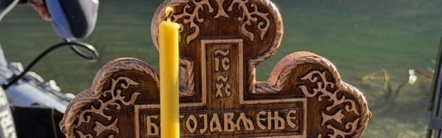 Srpske pesme odjekuju Podgoricom: Naši junaci plivali za Časni krst, pa zapevali ovo (VIDEO)