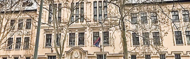 Гру­па ху­ли­га­на пре­ту­кла ученика у школ­ском дворишту