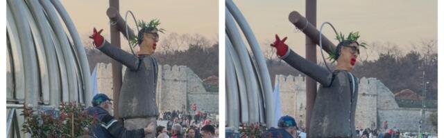 (FOTO, VIDEO) Koliko su bolesni: Blokaderi "razapeli" Vučića na krst