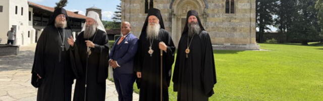 PATRIJARH PORFIRIJE I PASTOR BERNS U VISOKIM DEČANIMA: Poklonili se moštima Svetog kralja Stefana Dečanskog (VIDEO)
