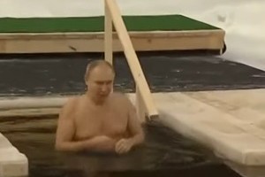 Путин и за ово Богојављење ушао у ледену воду