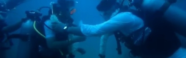 Ispoštovali tradiciju: Prvo venčanje pod vodom u Indiji (VIDEO)