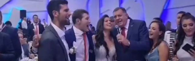 ČISTA EMOCIJA! Novak i Dodik sa mladencima otpevali pesmu iz našeg popularnog filma! (FOTO/VIDEO)
