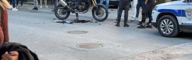 Sudar motora i automobila u centru Novog Pazara: Od siline udara dvotočkaš pao na zemlju, nema teže povređenih lica