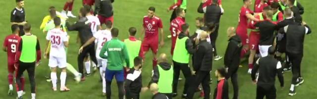 HAOS NA KROVU: Ogromna tuča u meču između Voždovca i Vršca! (VIDEO)