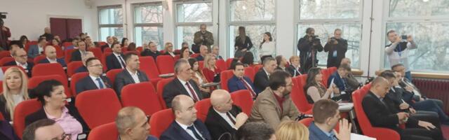 Skupština Niša: Novaković tvrdi da rok nije probijen i poziva opoziciju da „nauči osnovne stvari“