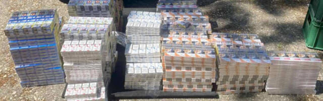 POKUŠAO DA PROKRIJUMČARI 2.599 PAKLICA CIGARETA Uhapšen muškarac (31) na graničnom prelazu „Jarinje“