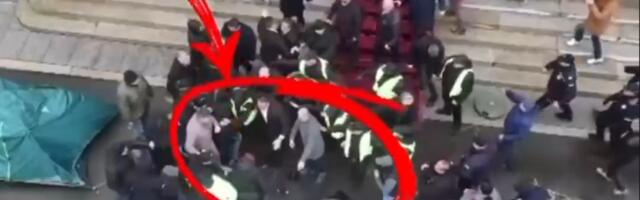 (VIDEO) Oni iskonski mrze žene! Opozicioni poslanik-huligan pesnicom udario devojku ispred Skupštine