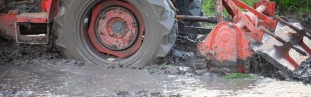 Ljudi, ne igrajte se: Više blata na putu, nego u njivi - neko će platiti za to (VIDEO)