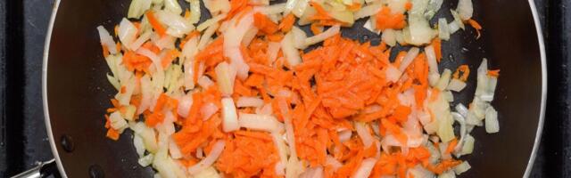 Da li godinama pogrešno spremate hranu: Šta se prvo dinsta, luk ili šargarepa?