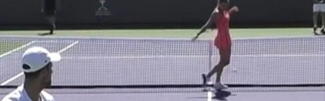Sabalenka prekinula trening Ðokovića: Manekenski prošetala, Novak je gađao lopticom uz smeh!