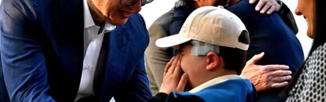 "TEŠKO SAM IZDRŽAO DA NE ZAPLAČEM" Vučić objavio fotografije sa Andrijom koji boluje od retke bolesti: Država je preuzela sve obaveze o njegovom lečenju FOTO