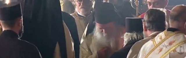 Pozitivan episkop David celivao kovčeg, a za njim i ostali