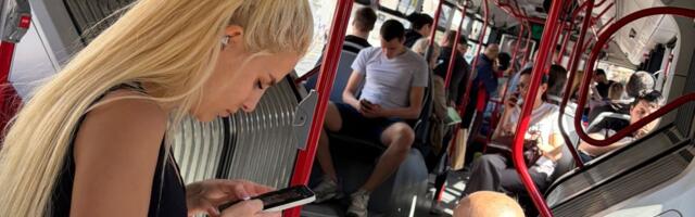 Za noć zgrće velike pare na svadbama, a sad se vozi lijinom "77" u Beogradu: Svi ostali u šokirani zbog nje!